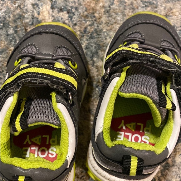 Kids Gray and Green ShoesSole Play brand boys size 4 toddler - Picture 4 of 6